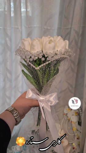 دسته گل عروس لاله لمسی وارداتی با دیزاین کریستال دستساز و تورمرواریدی