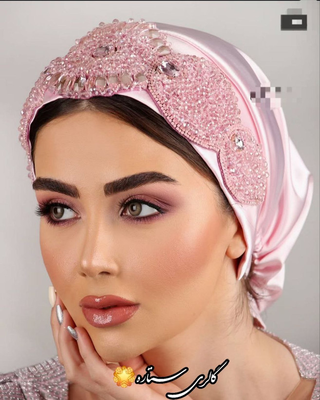 اکسسوری مو زنانه شیک برای لباس شب سبز و مشکی