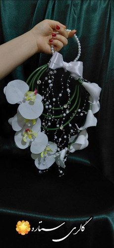 دسته گل عروس ارکیده و شیپوری لمسی با دیزاین مروارید ریسهای